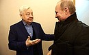 С художественным руководителем МХТ имени А.П.Чехова Олегом Табаковым перед началом торжественного вечера, посвящённого открытию Года литературы.