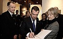 После осмотра экспозиции Фалстадского мемориально-исторического центра, посвящённой советским военнопленным, захороненным в Норвегии, Дмитрий Медведев сделал запись в Книге почётных гостей.