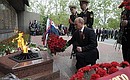 Возложение цветов к Мемориалу героическим защитникам Севастополя 1941–1942 годов.