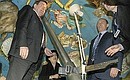Владимир Путин и Федеральный канцлер Германии Герхард Шрёдер осмотрели одну из основных достопримечательностей замка Готторф – большой глобус.