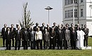 Заключительное официальное фотографирование саммита: главы государств и правительств стран «Группы восьми» с лидерами Бразилии, Индии, Китая, Мексики, ЮАР, Алжира, Ганы, Египта, Нигерии, Сенегала, руководителями международных организаций.