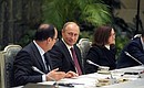С Президентом Франции Франсуа Олландом и помощником Президента Эльвирой Набиуллиной на встрече с представителями российских и французских деловых кругов.