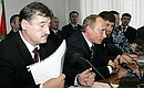 На первом заседании парламента Чеченской Республики. Слева – Президент Чеченской Республики Алу Алханов, справа – Первый заместитель Председателя Правительства Чеченской Республики Рамзан Кадыров.