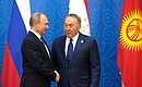 С Президентом Казахстана Нурсултаном Назарбаевым перед началом заседания Совета глав государств – членов Шанхайской организации сотрудничества.