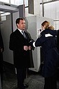 На входе в аэропорт Дмитрий Медведев прошёл стандартную процедуру проверки.