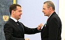 Дмитрий Медведев вручил орден Дружбы президенту Международного олимпийского комитета Жаку Рогге.