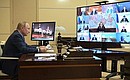 Совещание с членами Правительства (в режиме видеоконференции).