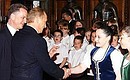 Vladimir Putin and First Minister of Scotland Jack MacConnell thanked the members of the Scottish folk dance group for their performance at Edinburgh Castle.