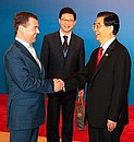 С Председателем Китайской Народной Республики Ху Цзиньтао перед началом заседания Азиатского форума Боао.