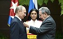 Председатель Государственного Совета и Совета Министров Кубы Рауль Кастро вручил Владимиру Путину орден Хосе Марти.