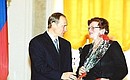 Церемония вручения Государственных премий в области науки и техники за 1999 год. Премия вручается Ольге Таценко.