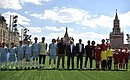Перед началом дружеского матча с участием легенд мирового футбола и юных игроков красноярского футбольного клуба «Тотем».