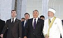 Посещение центральной мечети Актюбинской области. С Президентом Казахстана Нурсултаном Назарбаевым и верховным муфтием Казахстана Абсаттар-хаджи Дербисали.