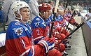 Во время матча нового пятого сезона Ночной хоккейной лиги между хоккеистами-ветеранами команды «Звезды НХЛ» и сборной НХЛ.