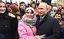 После посещения детской поликлиники №6 Владимир Путин кратко пообщался с жителями города Иванова.
