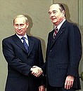 С Президентом Франции Жаком Шираком перед началом саммита Россия–ЕС.