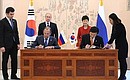 С Президентом Республики Корея Пак Кын Хе на церемонии подписания совместных российско-корейских документов.