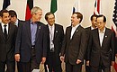 Премьер-министр Канады Стивен Харпер, Президент Франции Николя Саркози, Президент США Джордж Буш и Дмитрий Медведев перед началом совместного фотографирования.