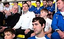 На тренировке юных спортсменов во время посещения спорткомплекса «Янтарь». С первым вице-президентом Российского футбольного союза Никитой Симоняном.