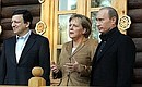 С Федеральным канцлером Германии Ангелой Меркель и Председателем Европейской комиссии Жозе Мануэлом Баррозу перед началом рабочего обеда в рамках саммита Россия–ЕС.