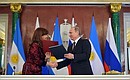 Владимир Путин и Кристина Киршнер приняли совместное заявление об установлении российско-аргентинского всеобъемлющего стратегического партнёрства.