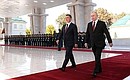 С Президентом Киргизии Садыром Жапаровым на церемонии официальной встречи в Бишкеке. Фото: Сергей Карпухин, ТАСС
