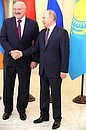 С Президентом Республики Беларусь Александром Лукашенко перед началом заседания Высшего Евразийского экономического совета.