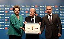 С Президентом Бразилии Дилмой Роуссефф и президентом Международной федерации футбольных ассоциаций (ФИФА) Йозефом Блаттером во время церемонии передачи права проведения чемпионата мира по футболу от Бразилии России.