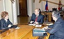 С главой Пенсионного фонда Геннадием Батановым и главой Фонда социального страхования Галиной Кареловой.