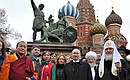 В церемонии возложения цветов к памятнику Кузьме Минину и Дмитрию Пожарскому приняли участие главы традиционных религиозных конфессий и представители российских молодёжных движений.