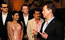 На киностудии в Болливуде. Дмитрию Медведеву представили один из совместных проектов – многосерийный фильм «Индус», снятый с участием российских и индийских актёров.