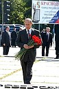 Возложение цветов к мемориалу на площади Памяти героев.