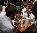 Во время завтрака с Президентом США Бараком Обамой в ресторане Ray's Hell Burger.