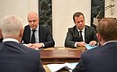 Председатель Правительства Дмитрий Медведев (спарва) и Первый заместитель Председателя Правительства – Министр финансов Антон Силуанов на совещании по экономическим вопросам.