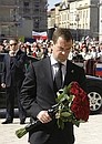 Dmitry Medvedev laid a bouquet of red roses before the portraits of Lech and Maria Kaczynski at St Mary’s Basilica.