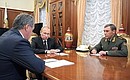 С Министром обороны Сергеем Шойгу (слева) и представленным на должность начальника Генерального штаба Вооружённых Сил Валерием Герасимовым.