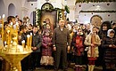 Владимир Путин присутствовал на Рождественском богослужении в храме в честь Покрова Пресвятой Богородицы, расположенном в селе Отрадное под Воронежем.