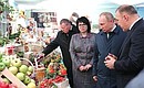 В тепличном комплексе «Зелёный дом» Президент посетил выставку, где представлена сельскохозяйственная продукция Адыгеи.