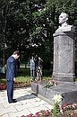 Возложение цветов к памятнику первому космонавту Юрию Гагарину.