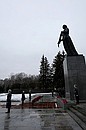 В 80-ю годовщину прорыва блокады Ленинграда Владимир Путин принял участие в церемонии возложения венка к монументу «Мать-Родина» на Пискарёвском мемориальном кладбище.