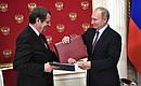 Владимир Путин и Президент Республики Кипр Никос Анастасиадис подписали Совместную программу действий на 2018–2020 годы.