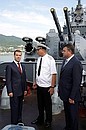 На борту крейсера «Москва» с командиром корабля капитаном I ранга Сергеем Троневым и Министром обороны Анатолием Сердюковым (справа).