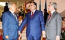 Перед началом саммита СНГ. Председательствующий на саммите Президент Таджикистана Эмомали Рахмон (в центре) с Президентом Казахстана Нурсултаном Назарбаевым (слева) и Президентом Армении Сержем Саргсяном.