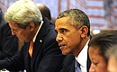 Президент США Барак Обама. Слева – госсекретарь США Джон Керри.