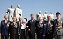 С ветеранами Великой Отечественной войны у монумента в честь подвига героев-панфиловцев у разъезда Дубосеково.