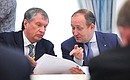 Before the meeting on prospects of developing the United Shipbuilding Corporation. Rosneft CEO Igor Sechin (left) and Director General of Sovcomflot Sergei Frank.