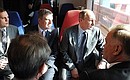 Владимир Путин и президент Международного олимпийского комитета Томас Бах прибыли на вокзал на новом поезде «Ласточка».