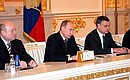 На заседании Государственного совета. Слева – Председатель Правительства Михаил Фрадков, справа – помощник Президента Александр Абрамов.