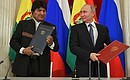 По итогам российско-боливийских переговоров подписан ряд двусторонних документов. С Президентом Многонационального Государства Боливия Эво Моралесом после подписания Совместного заявления.