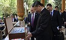 Перед началом пленарного заседания СВМДА Президент России заехал в резиденцию Председателя Китайской Народной Республики, чтобы поздравить его с Днём рождения. Владимир Путин подарил Си Цзиньпину российское мороженое.